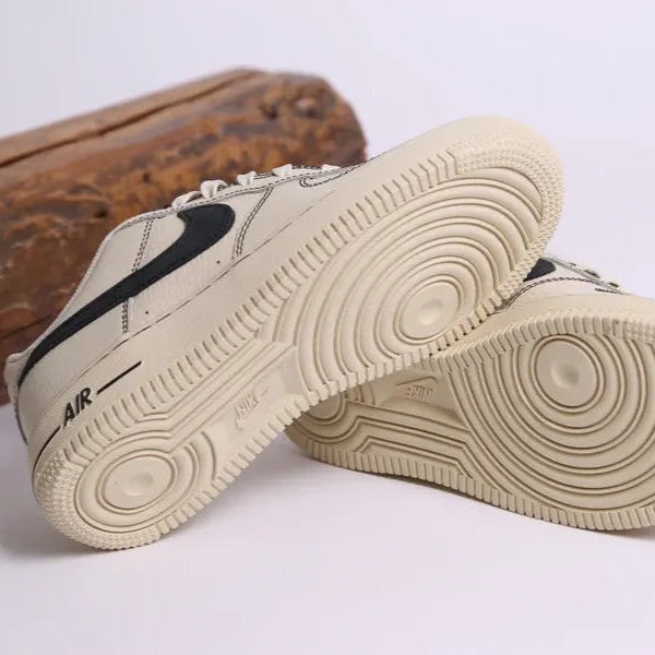 Tênis Bege com Preto Nike Air Force 1 Low LV8 GS Light Khaki Black Foto Real do Solado Bege