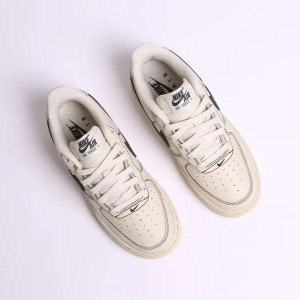 Tênis Bege com Preto Nike Air Force 1 Low LV8 GS Light Khaki Black Foto Real do Par Visto Por Cima