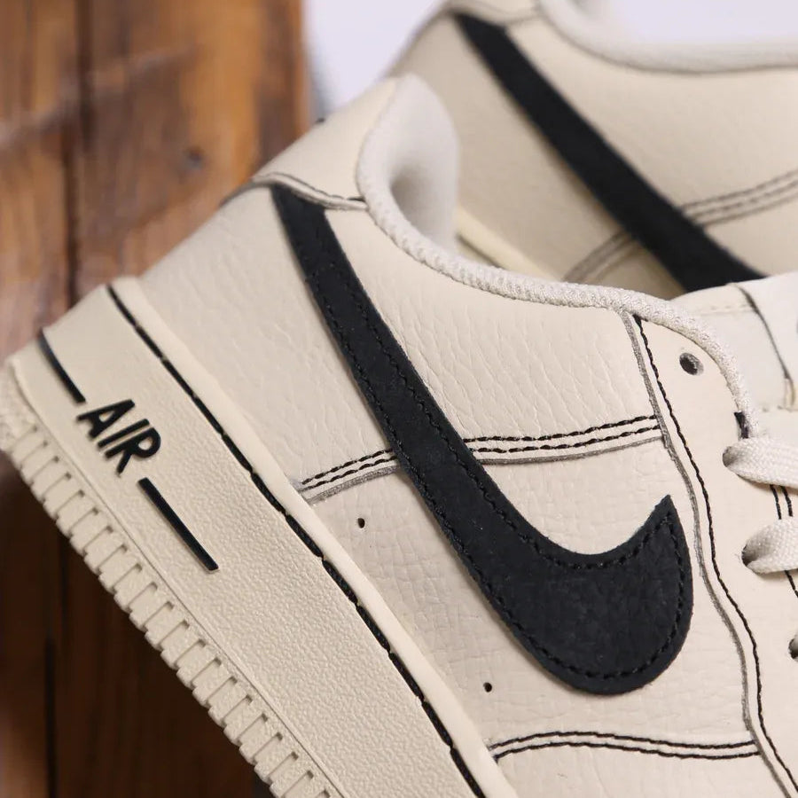 Tênis Bege com Preto Nike Air Force 1 Low LV8 GS Light Khaki Black Foto Real da Parte Lateral em Detalhes 