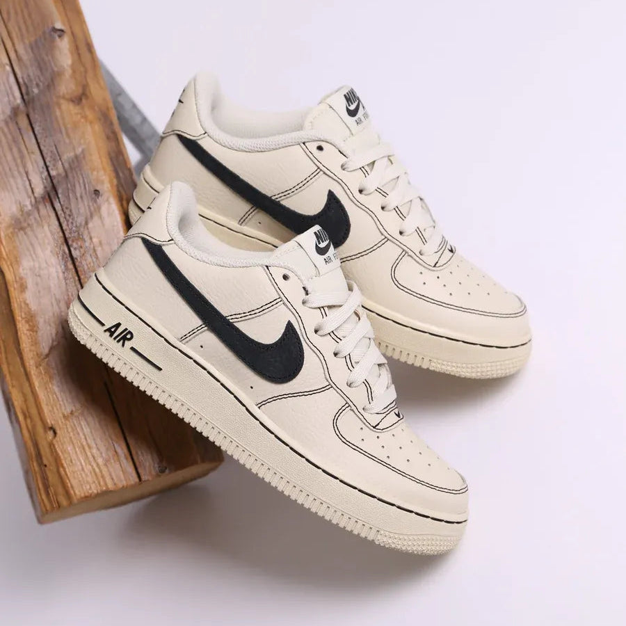Tênis Bege com Preto Nike Air Force 1 Low LV8 GS Light Khaki Black Foto Real do Produto Por Cima