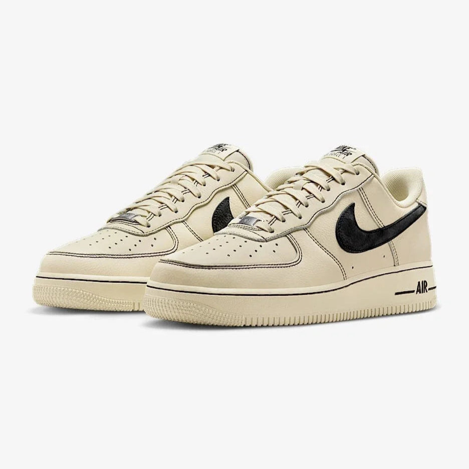Tênis Bege com Preto Nike Air Force 1 Low LV8 GS Light Khaki Black Par Visto de Frente