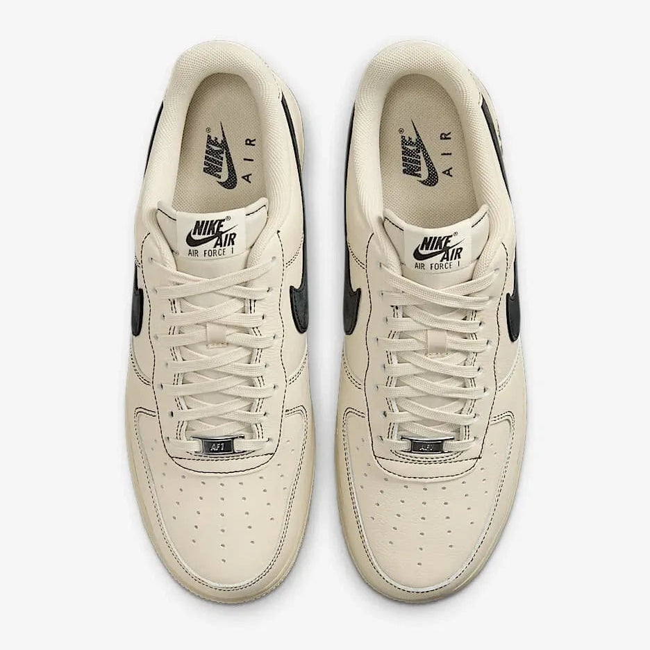 Tênis Bege com Preto Nike Air Force 1 Low LV8 GS Light Khaki Black Par Visto Por Cima