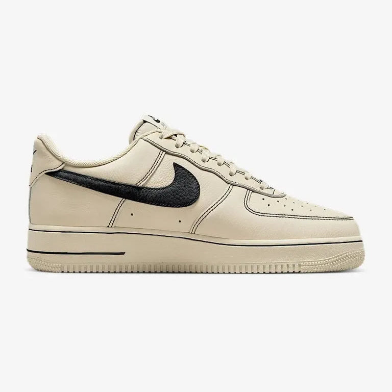 Tênis Bege com Preto Nike Air Force 1 Low LV8 GS Light Khaki Black Parte Lateral Direita
