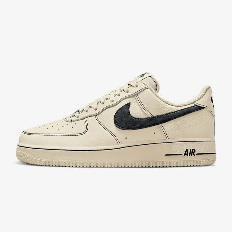 Tênis Bege com Preto Nike Air Force 1 Low LV8 GS Light Khaki Black Parte Lateral Esquerda