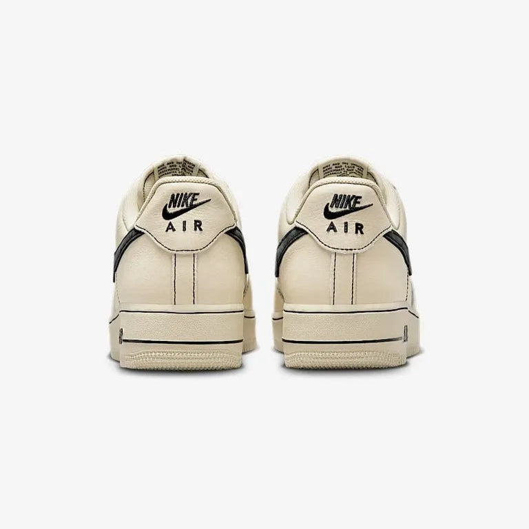 Tênis Bege com Preto Nike Air Force 1 Low LV8 GS Light Khaki Black Parte Traseira