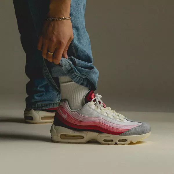 Tênis Bege com Rosa Nike Air Max 95 Anatomy Of Air Visto no Pe com Calca Jeans e Meia Branca 