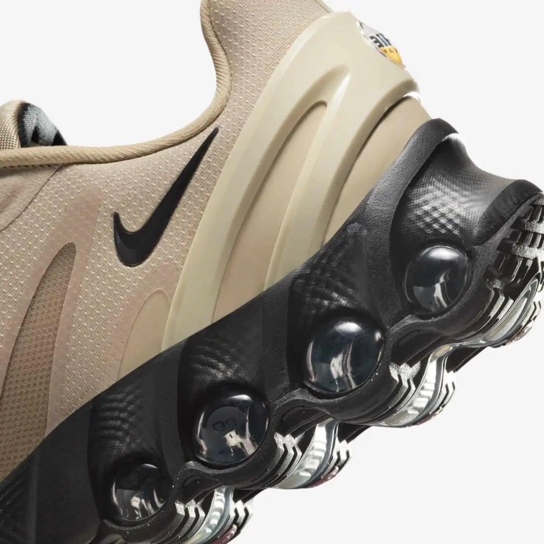 Tênis Bege Masculino Nike Air Max Dn8 Light British Tan Parte Traseira em Detalhes