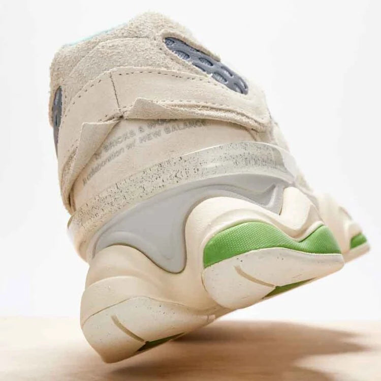 Tênis Bege New Balance 9060 Bricks & Wood Parte Traseira Mostrando Escritura Escondida