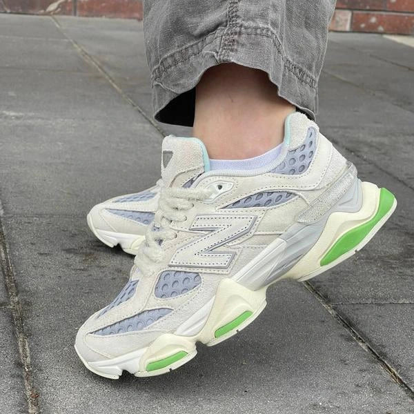Tênis Bege New Balance 9060 Bricks & Wood Visto no Pe com Calca Jeans