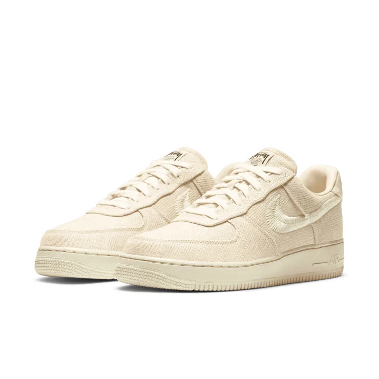 Tênis Bege Nike Air Force 1 Stussy Fossil Par de Frente