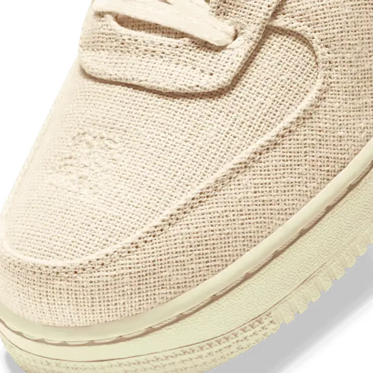 Tênis Bege Nike Air Force 1 Stussy Fossil Parte Frontal do Tecido 