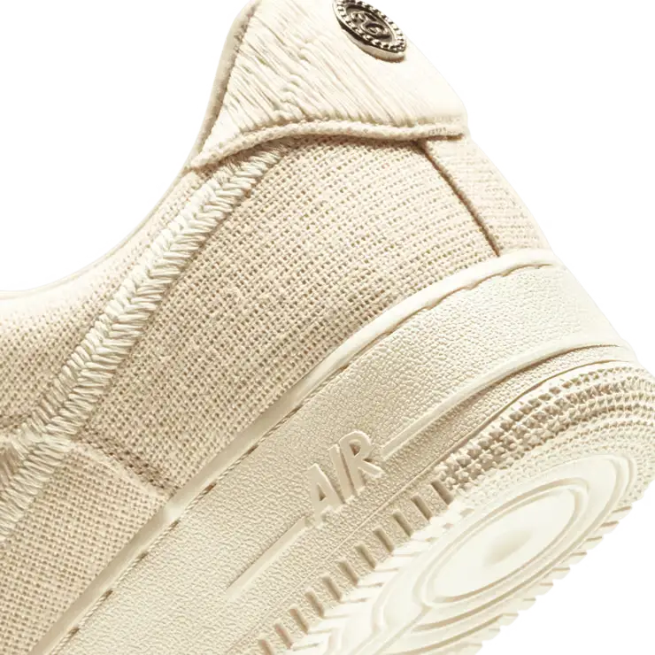 Tênis Bege Nike Air Force 1 Stussy Fossil Parte Traseira em Detalhes