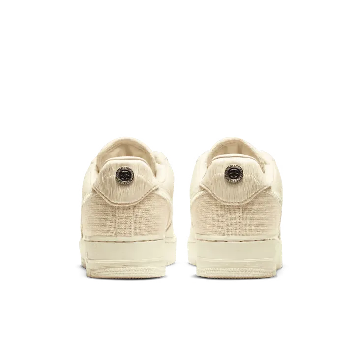 Tênis Bege Nike Air Force 1 Stussy Fossil Parte Traseira Em Detalhes