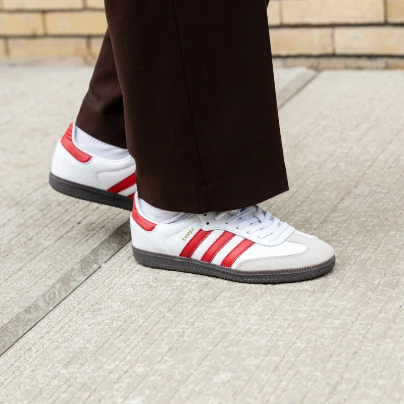 Tênis Branco com Vermelho Adidas Samba White Scarlet No Pe com Calca Marrom