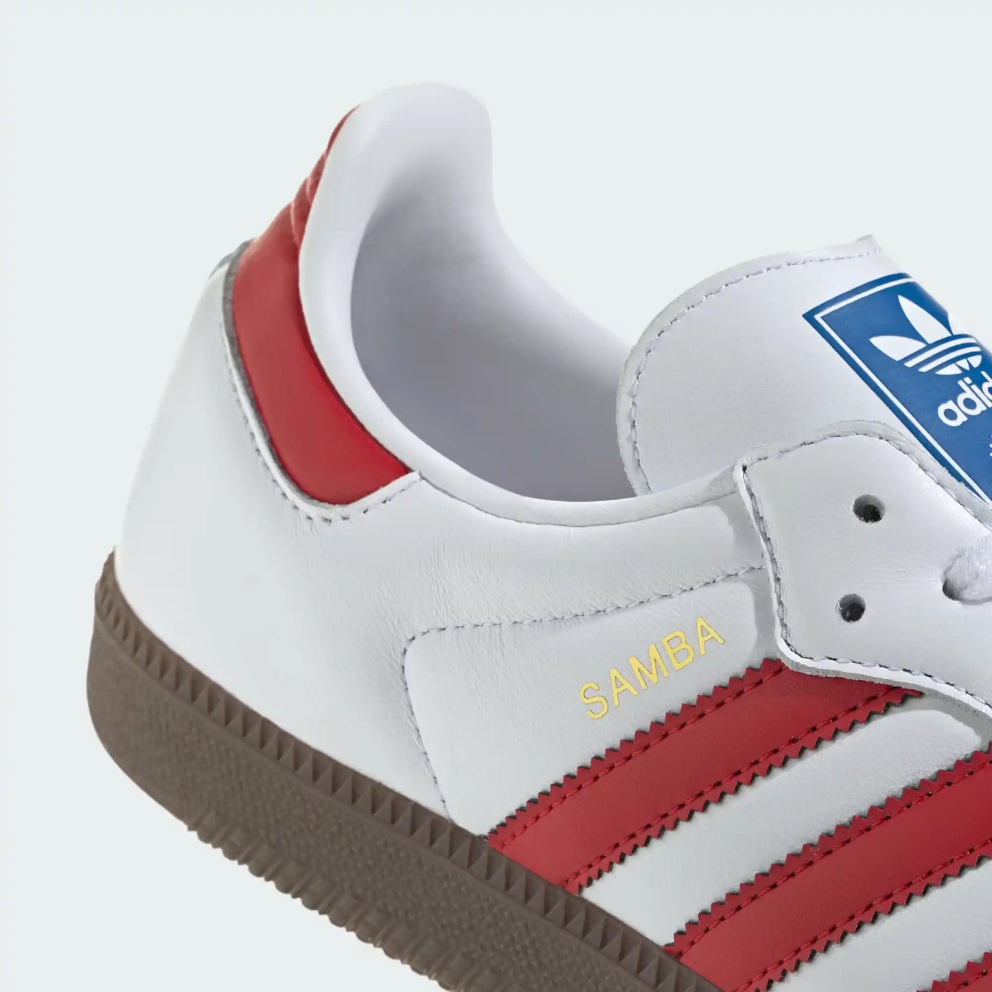 Tênis Branco com Vermelho Adidas Samba White Scarlet Parte Traseira em Detalhes com a Escrita Samba em Dourado