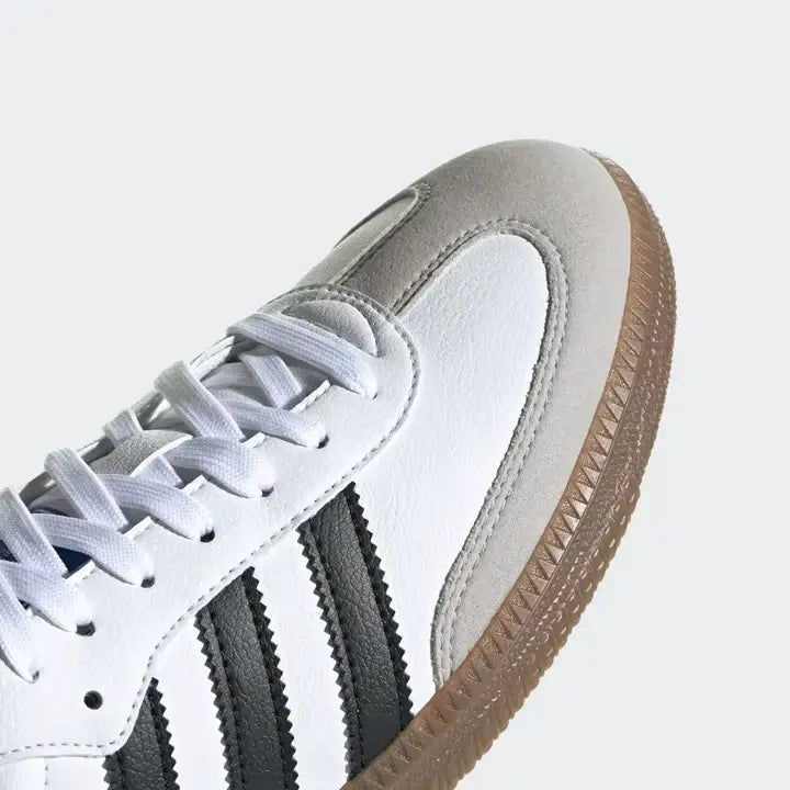 Tênis Branco Adidas Samba Vegan Parte Frontal em Detalhes