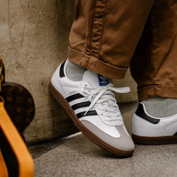 Tênis Branco Adidas Samba Vegan Visto no Pe com Calca Marrom