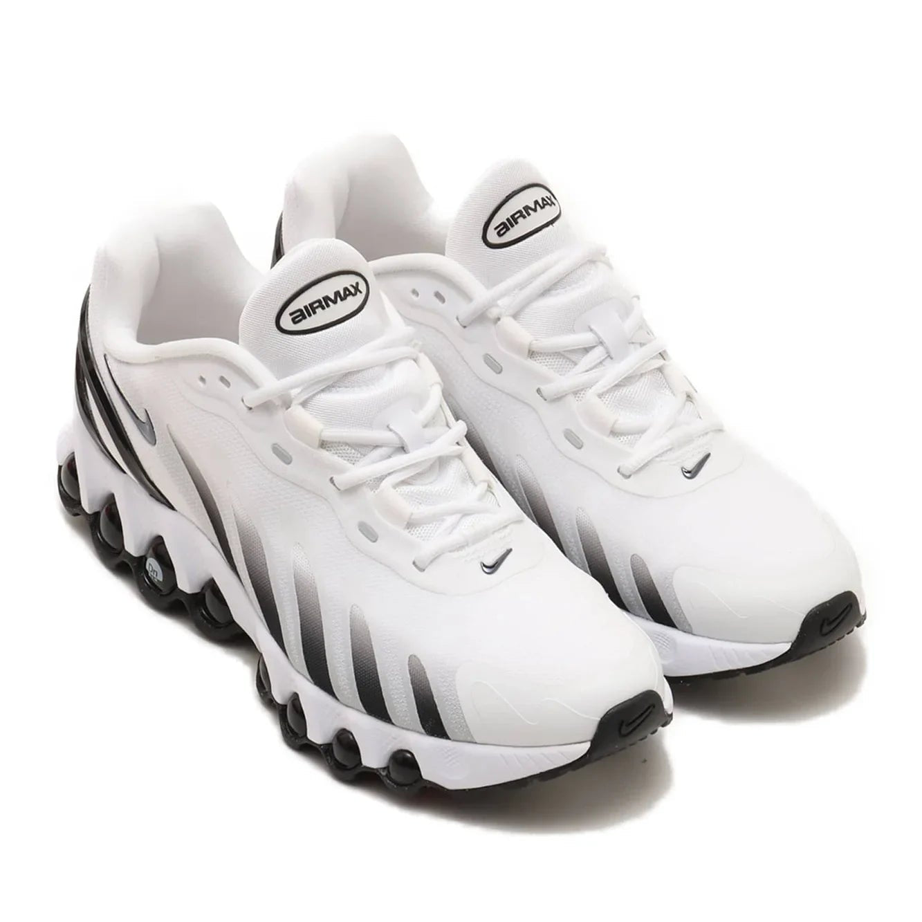 Tênis Branco com Preto Nike Air Max Dn8 Panda Par Visto de Frente