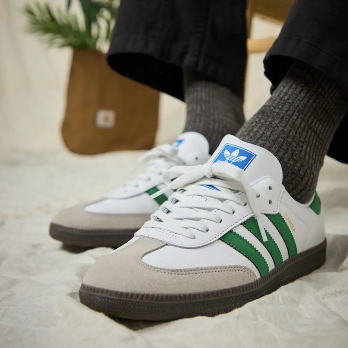 Tênis Branco com Verde Adidas Samba White Green No Pe com Calca Preta e Meia Cinza