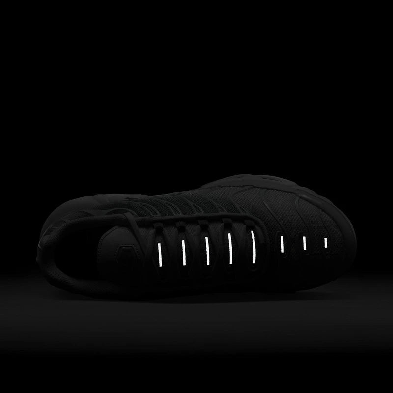 Tênis Branco com Verde Nike Air Max TN Plus White Mica Green Parte Frontal Brilhando no Escuro