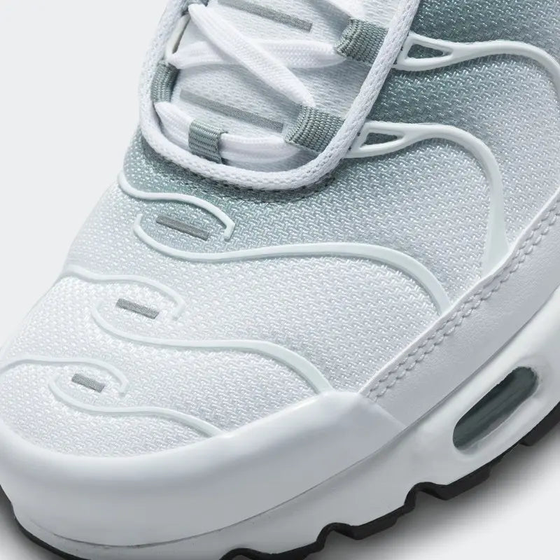 Tênis Branco com Verde Nike Air Max TN Plus White Mica Green Parte Frontal em Detalhes