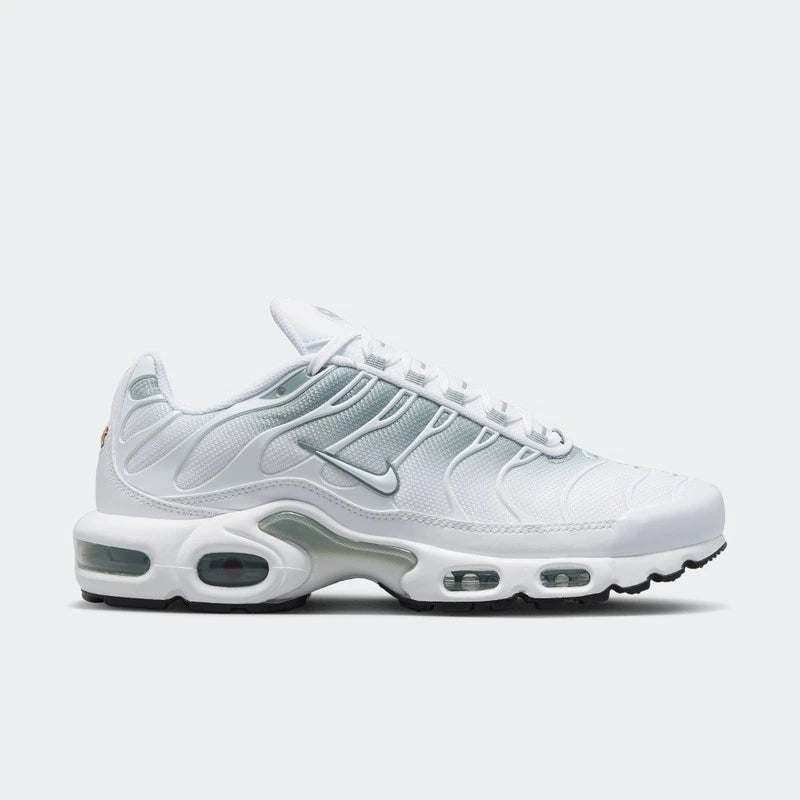 Tênis Branco com Verde Nike Air Max TN Plus White Mica Green Parte Lateral Direita