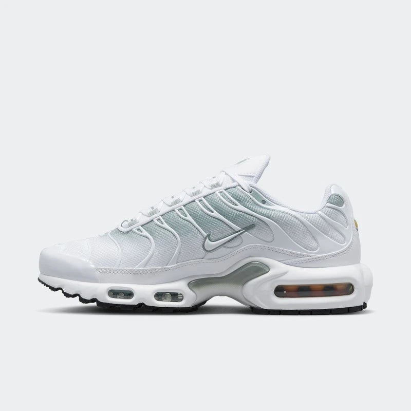 Tênis Branco com Verde Nike Air Max TN Plus White Mica Green Parte Lateral Esquerda