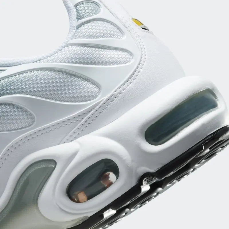 Tênis Branco com Verde Nike Air Max TN Plus White Mica Green Parte Traseira em Detalhes