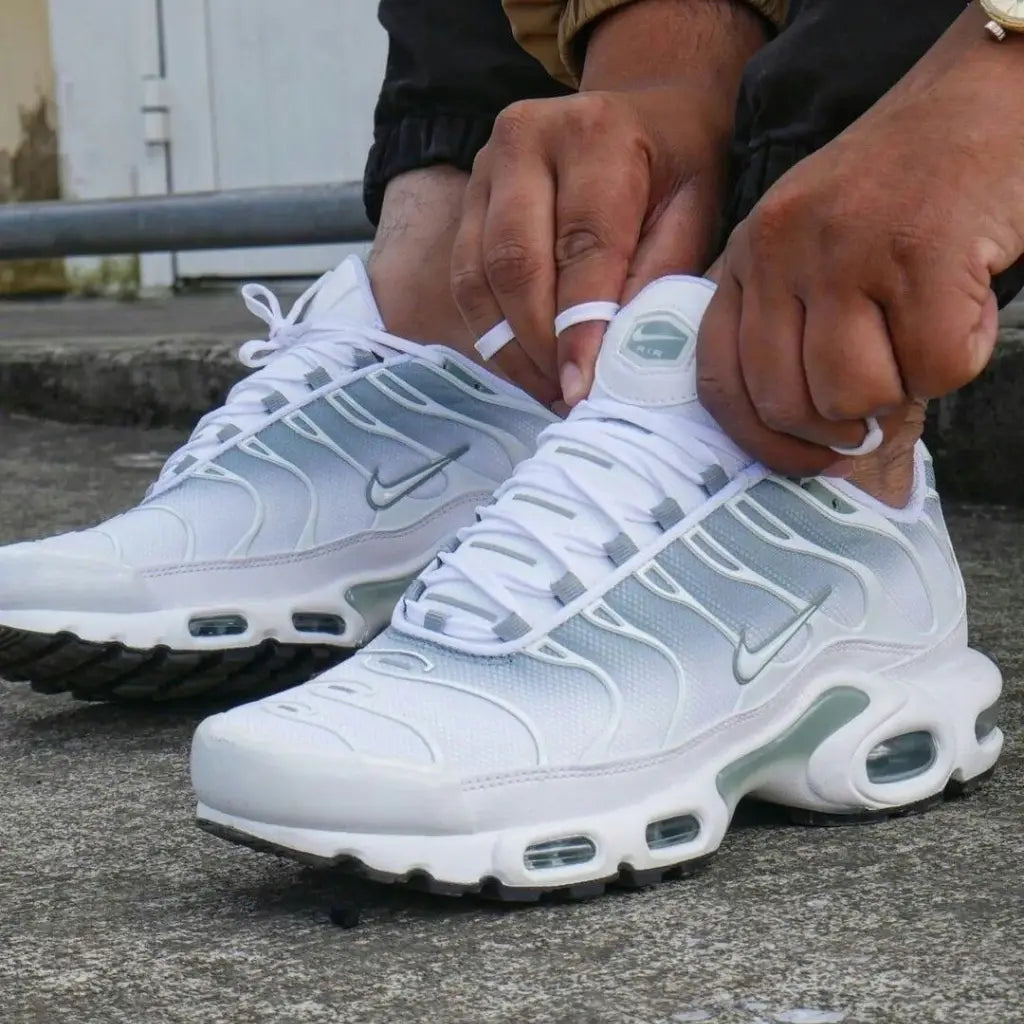 Tênis Branco com Verde Nike Air Max TN Plus White Mica Green Visto no Pe com Calca Preta