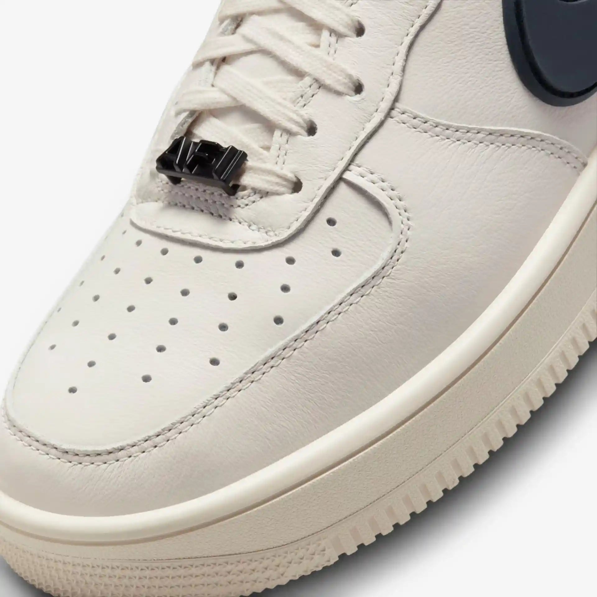 Tênis Branco Nike Air Force 1 Ambush Phantom Detalhes do Couro Frontal