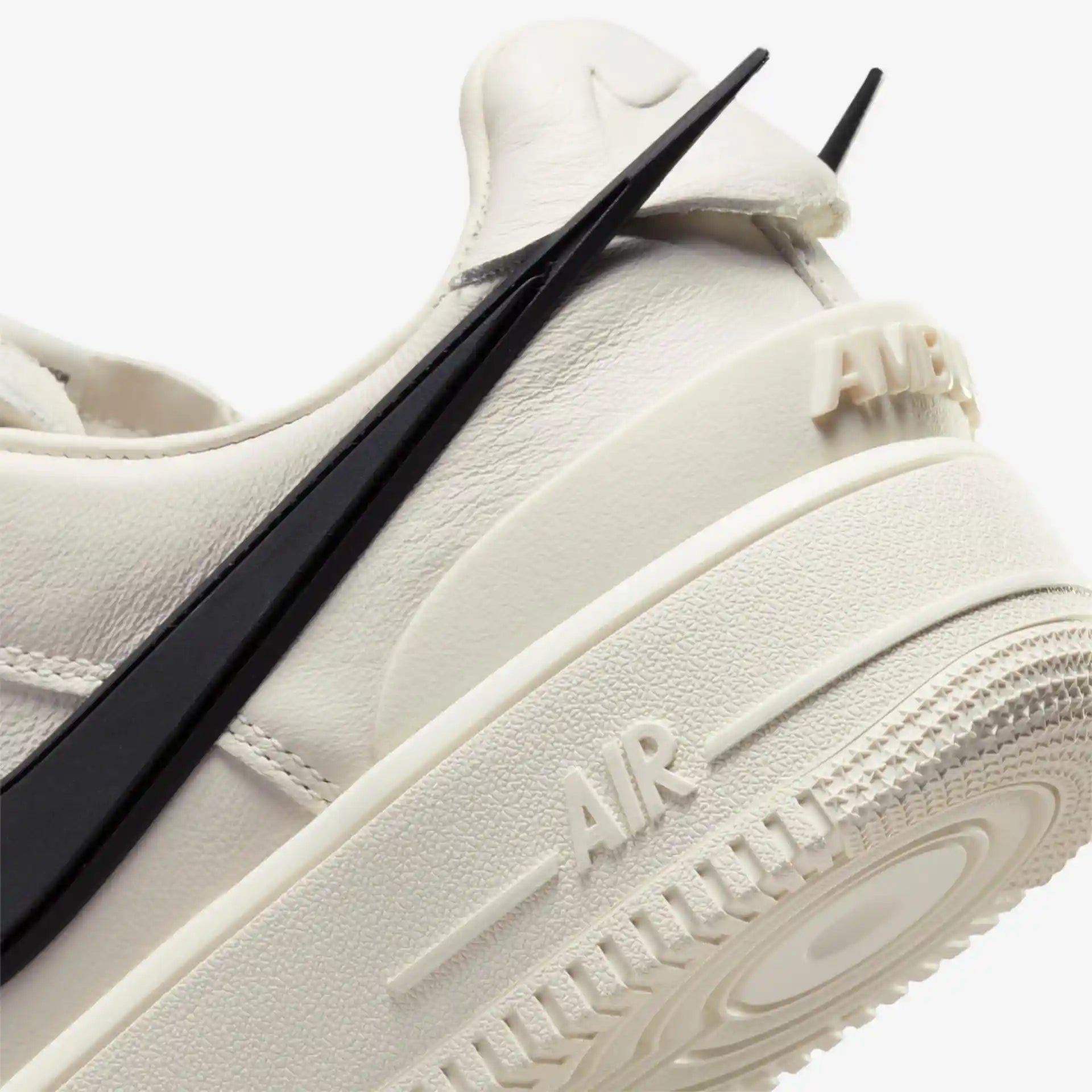 Tênis Branco Nike Air Force 1 Ambush Phantom Detalhes do Couro Traseiro