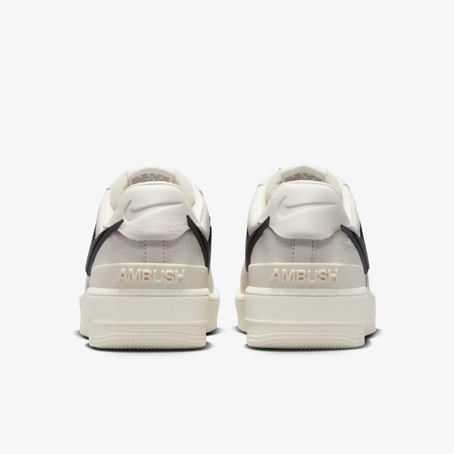 Tênis Branco Nike Air Force 1 Ambush Phantom Vista da parte Traseira em Detalhes com Nome Ambush e Logo Nike