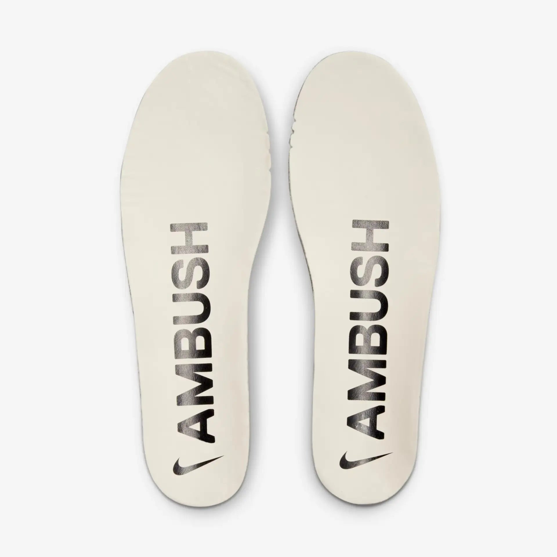 Tênis Branco Nike Air Force 1 Ambush Phantom Detalhes da Palmilha Branca Escrita Ambush