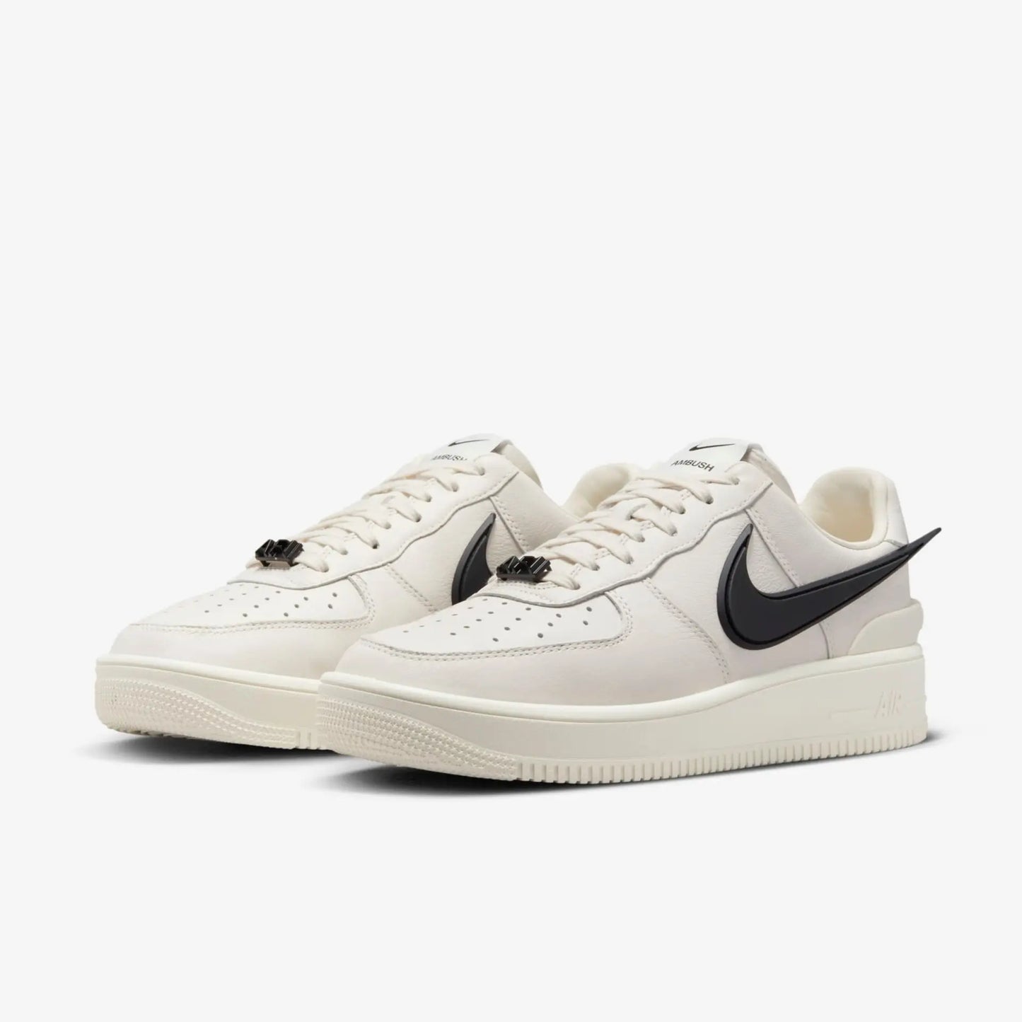 Tênis Branco Nike Air Force 1 Ambush Phantom Par de Frente