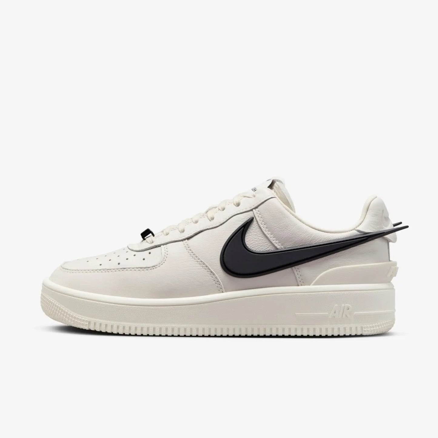 Tênis Branco Nike Air Force 1 Ambush Phantom Parte Lateral Esquerda