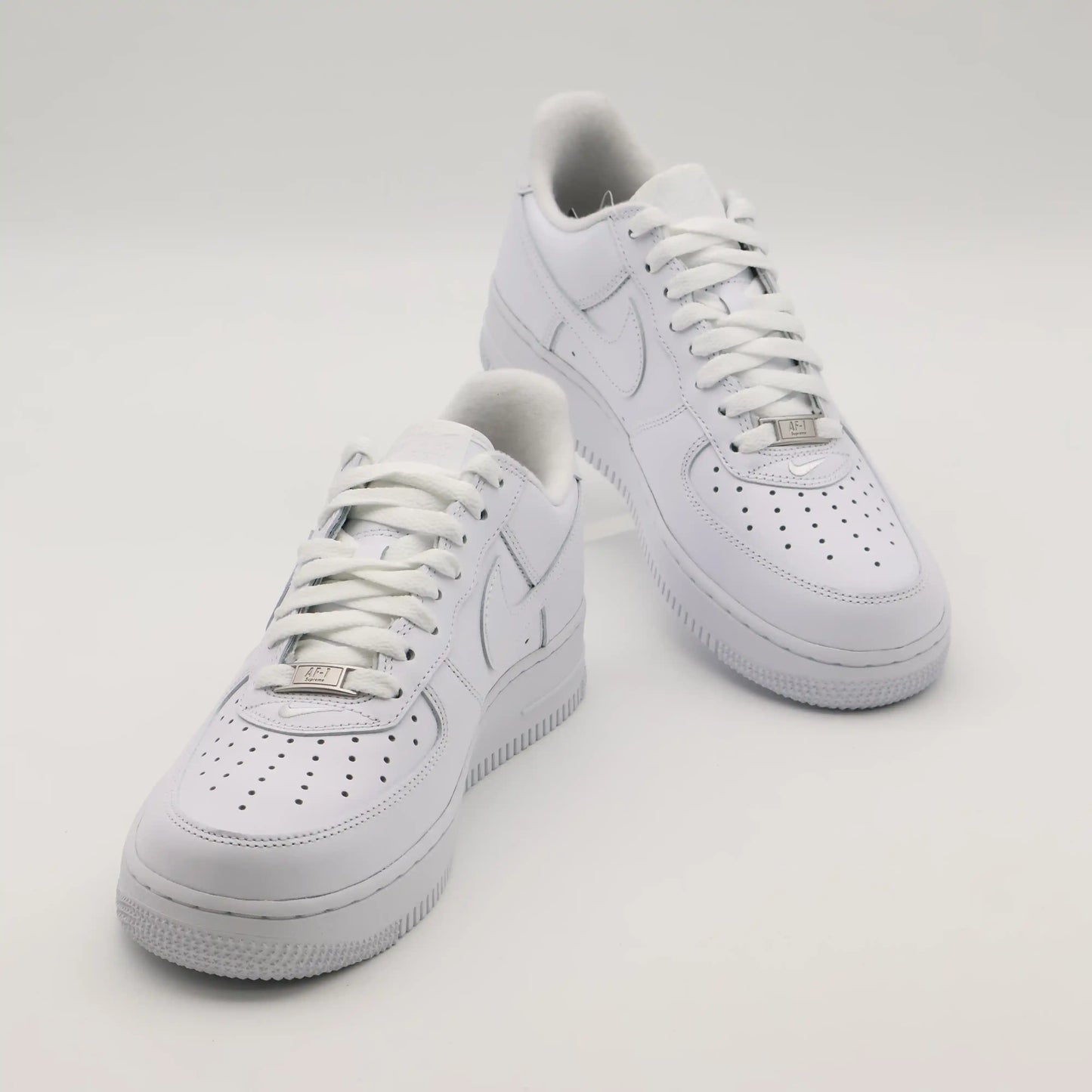 Tênis Branco Nike Air Force 1 Supreme White Par Visto de Frente