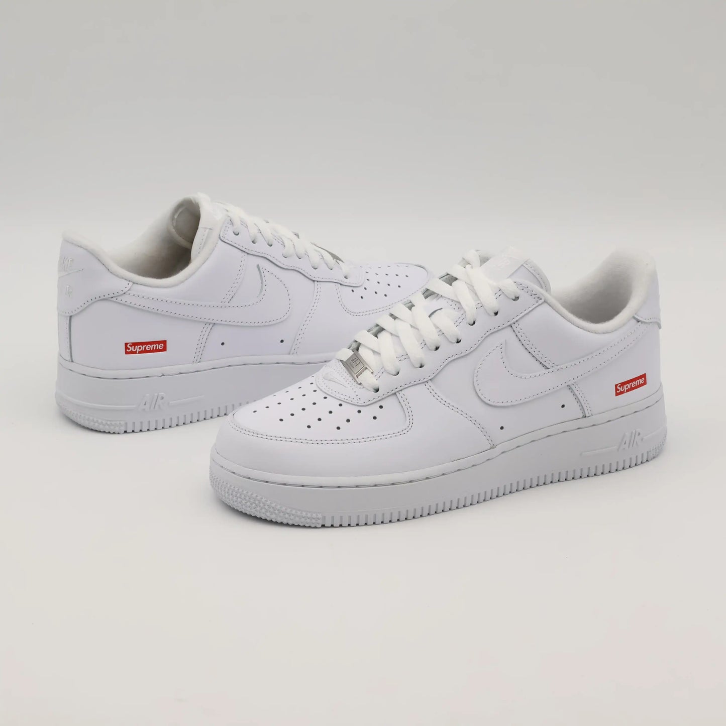 Tênis Branco Nike Air Force 1 Supreme White Par Visto de Lado