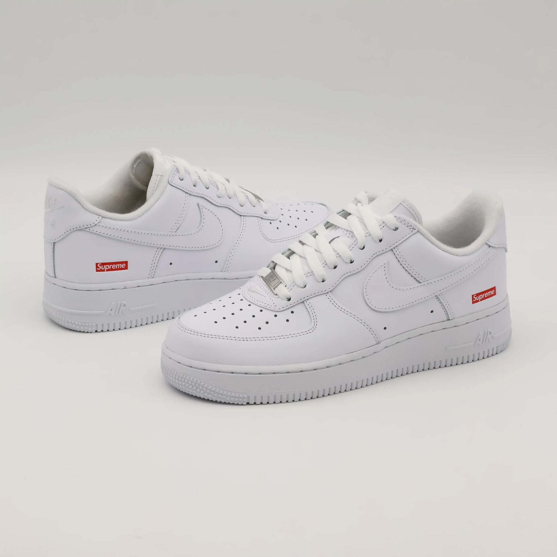 Tênis Branco Nike Air Force 1 Supreme White Par Visto de Lado