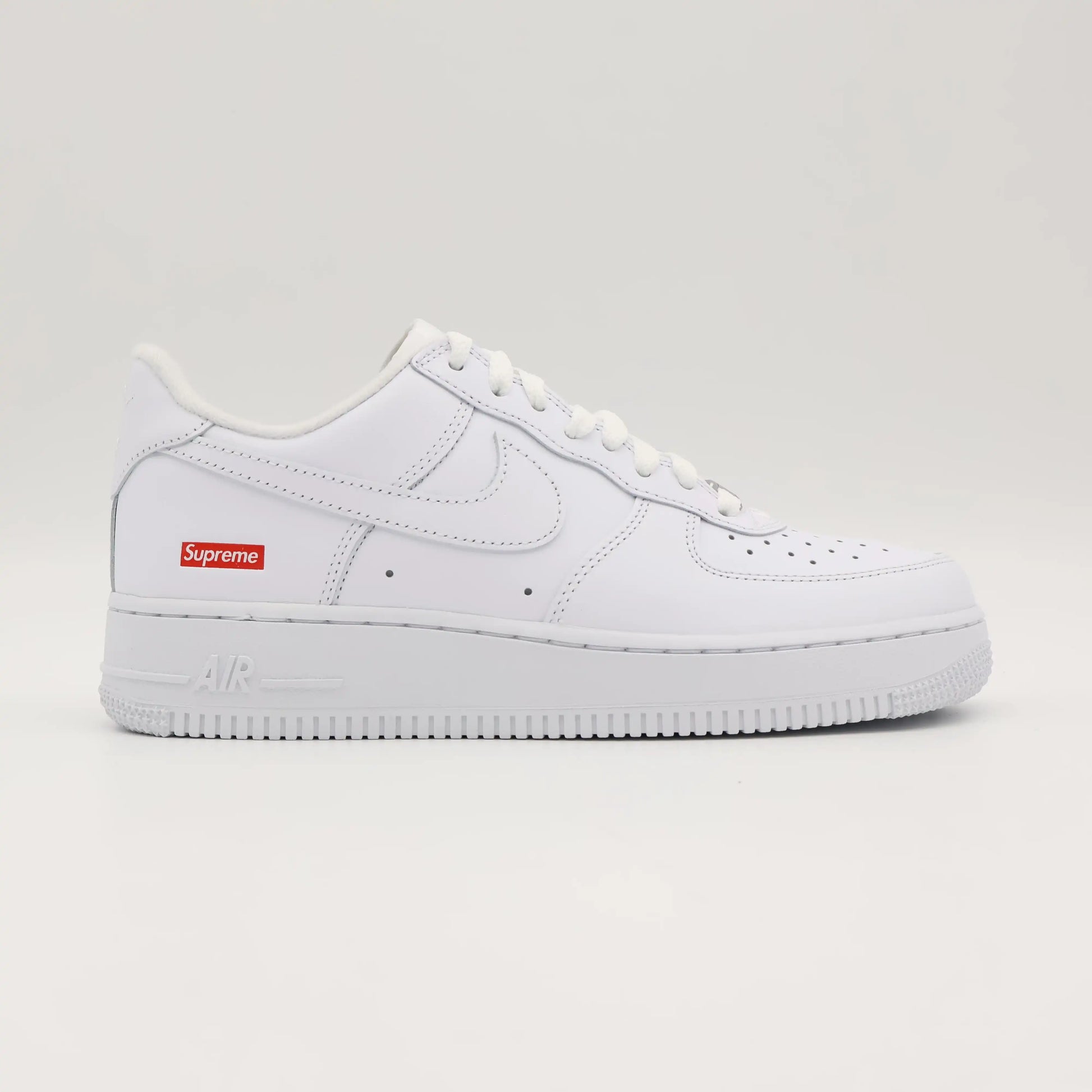 Tênis Branco Nike Air Force 1 Supreme White Parte Lateral Direita