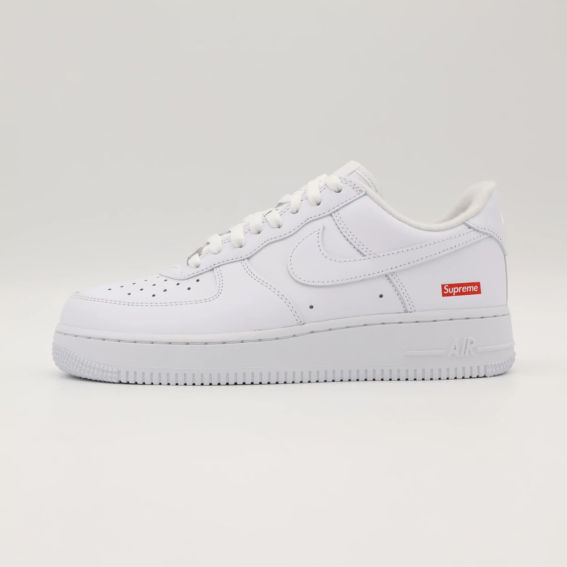 Tênis Branco Nike Air Force 1 Supreme White Parte Lateral Esquerda