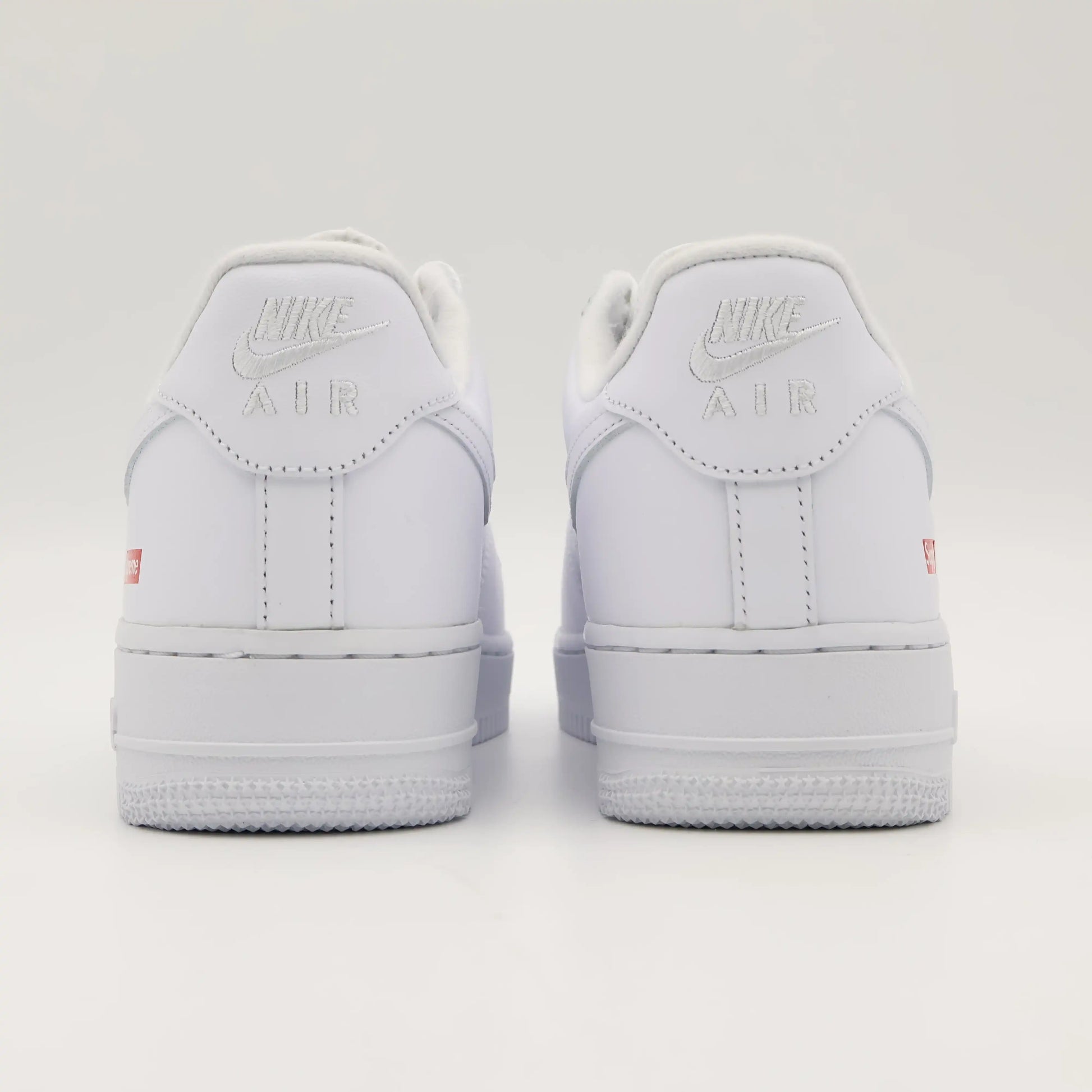 Tênis Branco Nike Air Force 1 Supreme White Parte Traseira em Detalhes