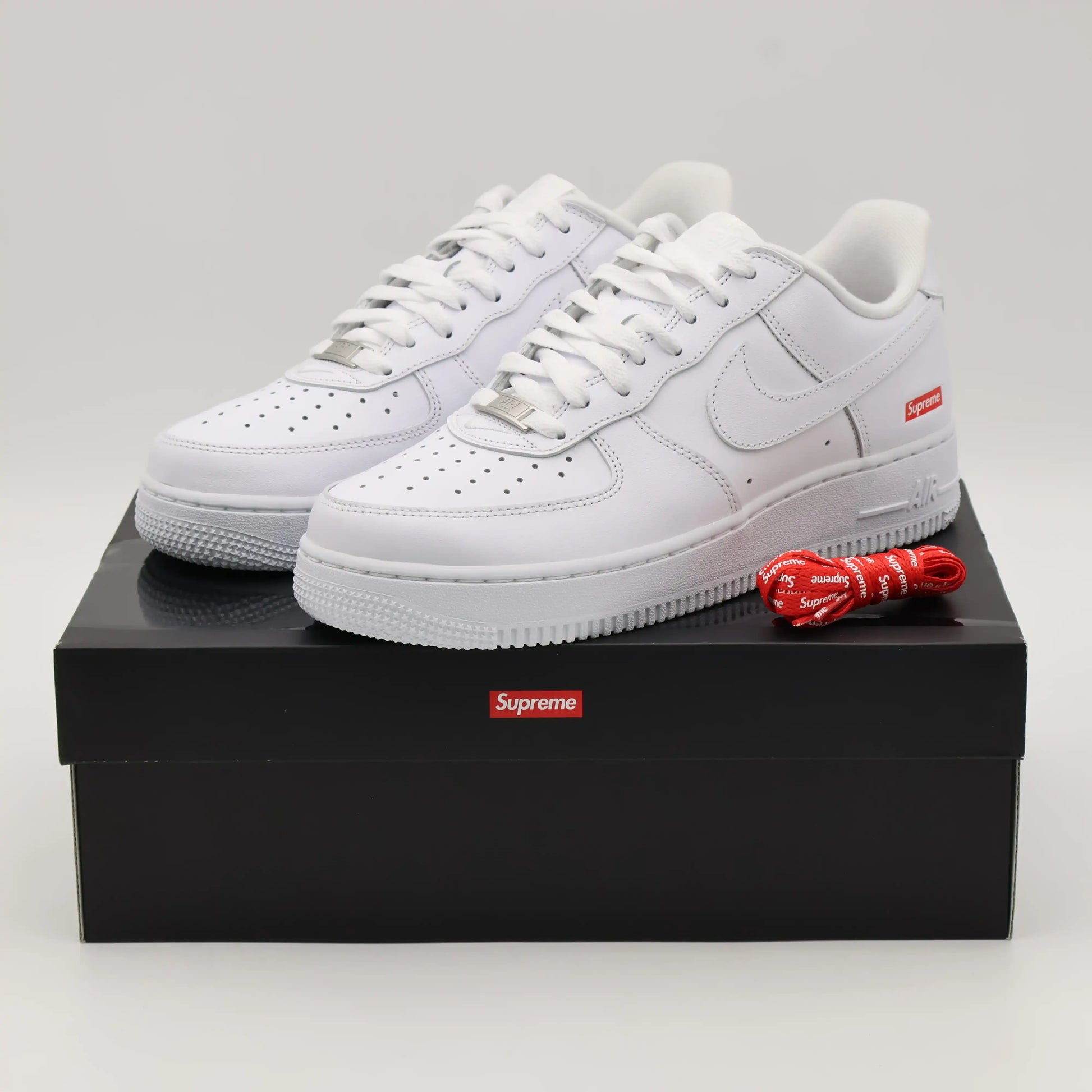 Tênis Branco Nike Air Force 1 Supreme White Par Visto Por Cima da Caixa
