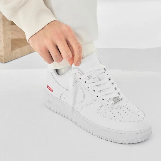 Tênis Branco Nike Air Force 1 Supreme White Visto no Pe com Calca Clara
