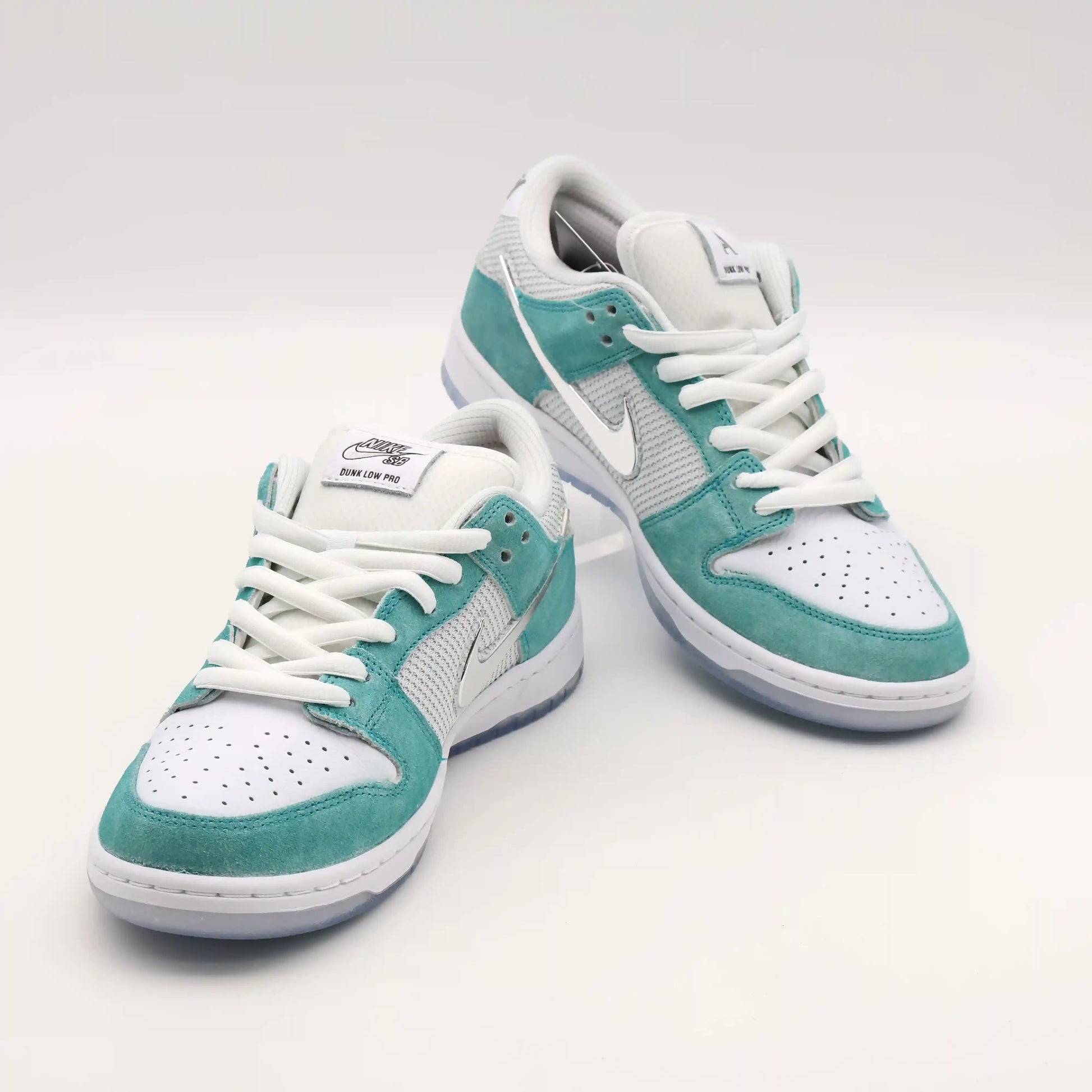 Tênis Azul Nike Dunk Low April Skateboards Par Visto de Frente