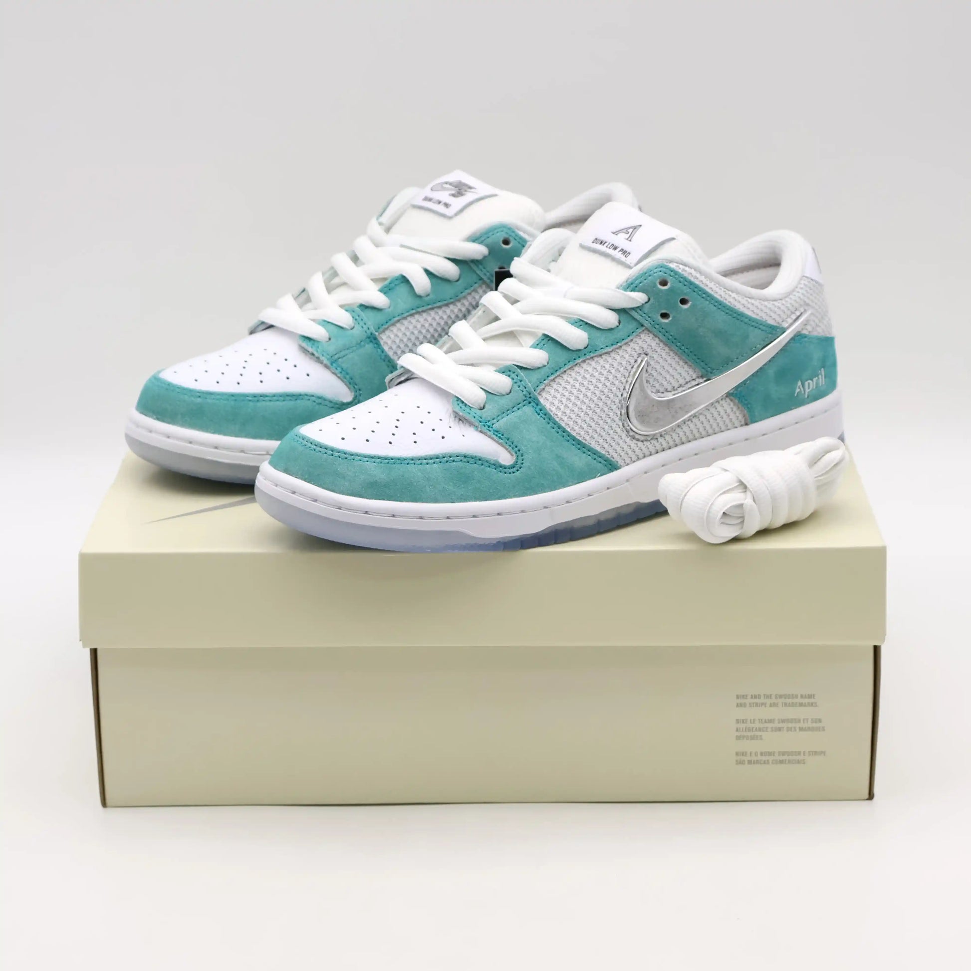 Tênis Azul Nike Dunk Low April Skateboards Visto em Cima da Caixa Bege Nike