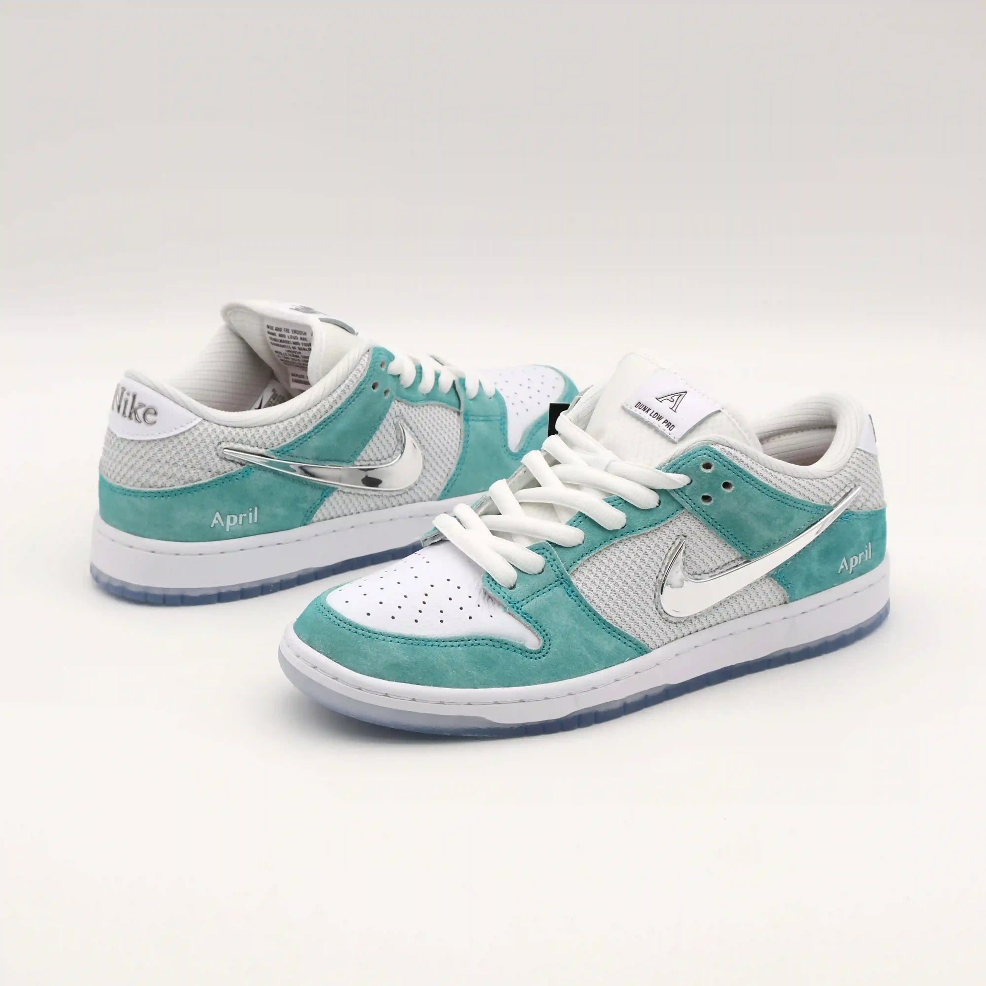 Tênis Azul Nike Dunk Low April Skateboards Par Visto de Lado