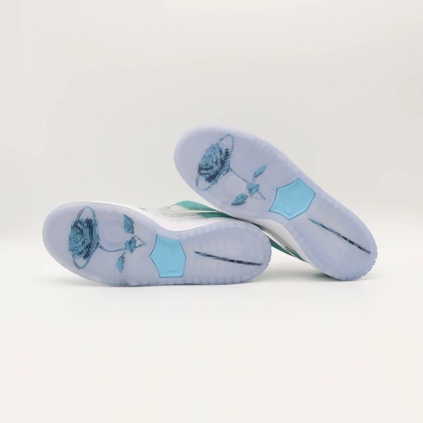 Tênis Azul Nike Dunk Low April Skateboards Vista do Solado Branco Com Rosas Azul em Detalhes
