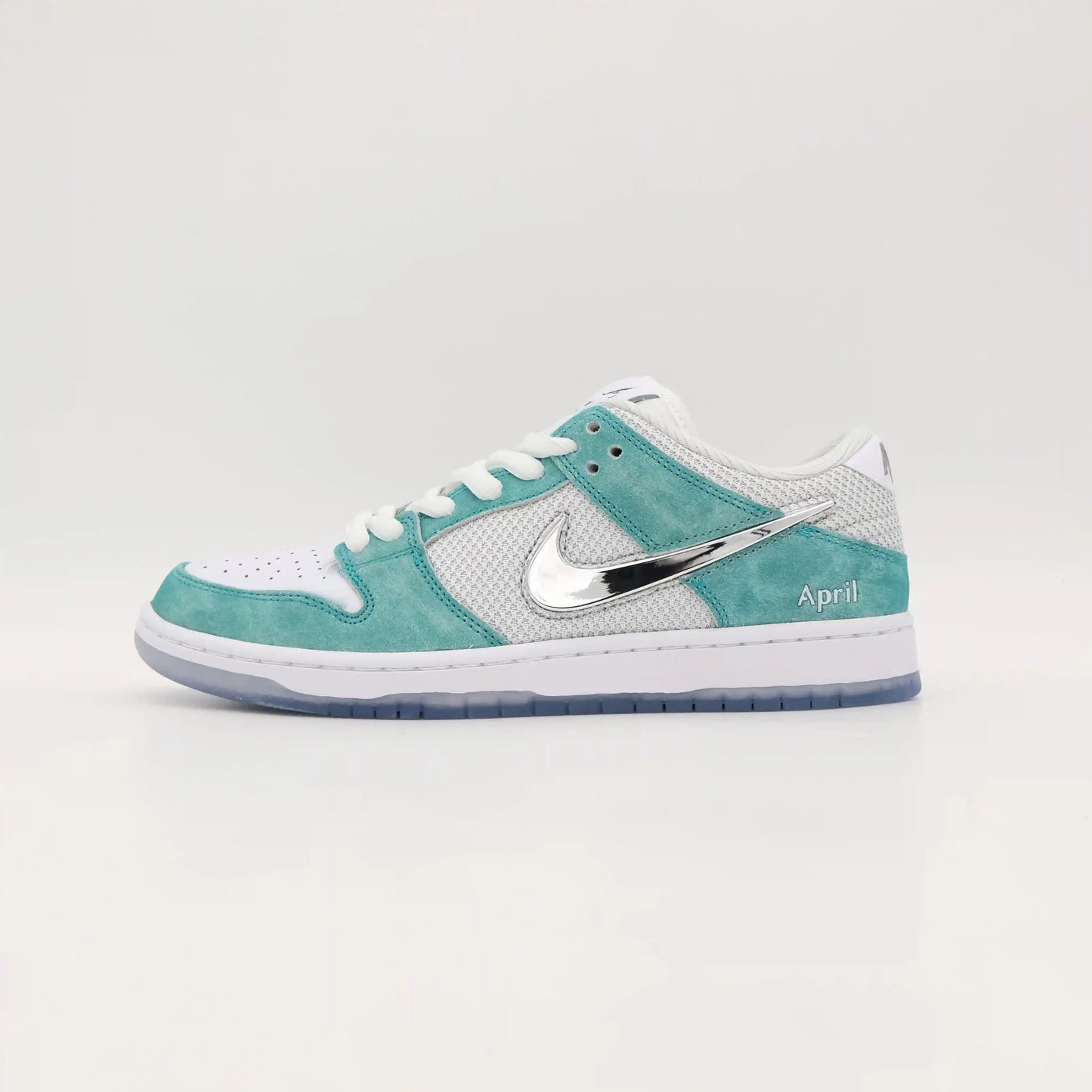 Tênis Azul Nike Dunk Low April Skateboards Visto Pelo Lado Externo