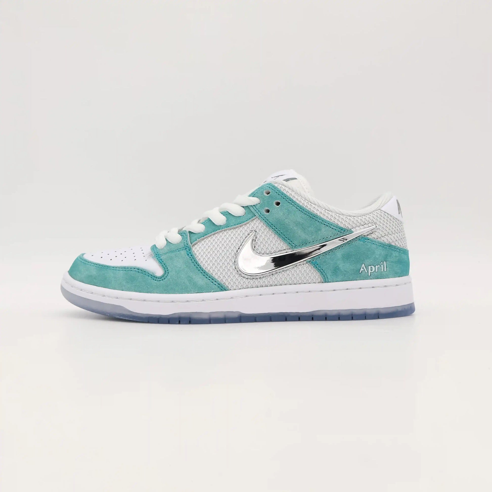 Tênis Azul Nike Dunk Low April Skateboards Visto Pelo Lado Externo