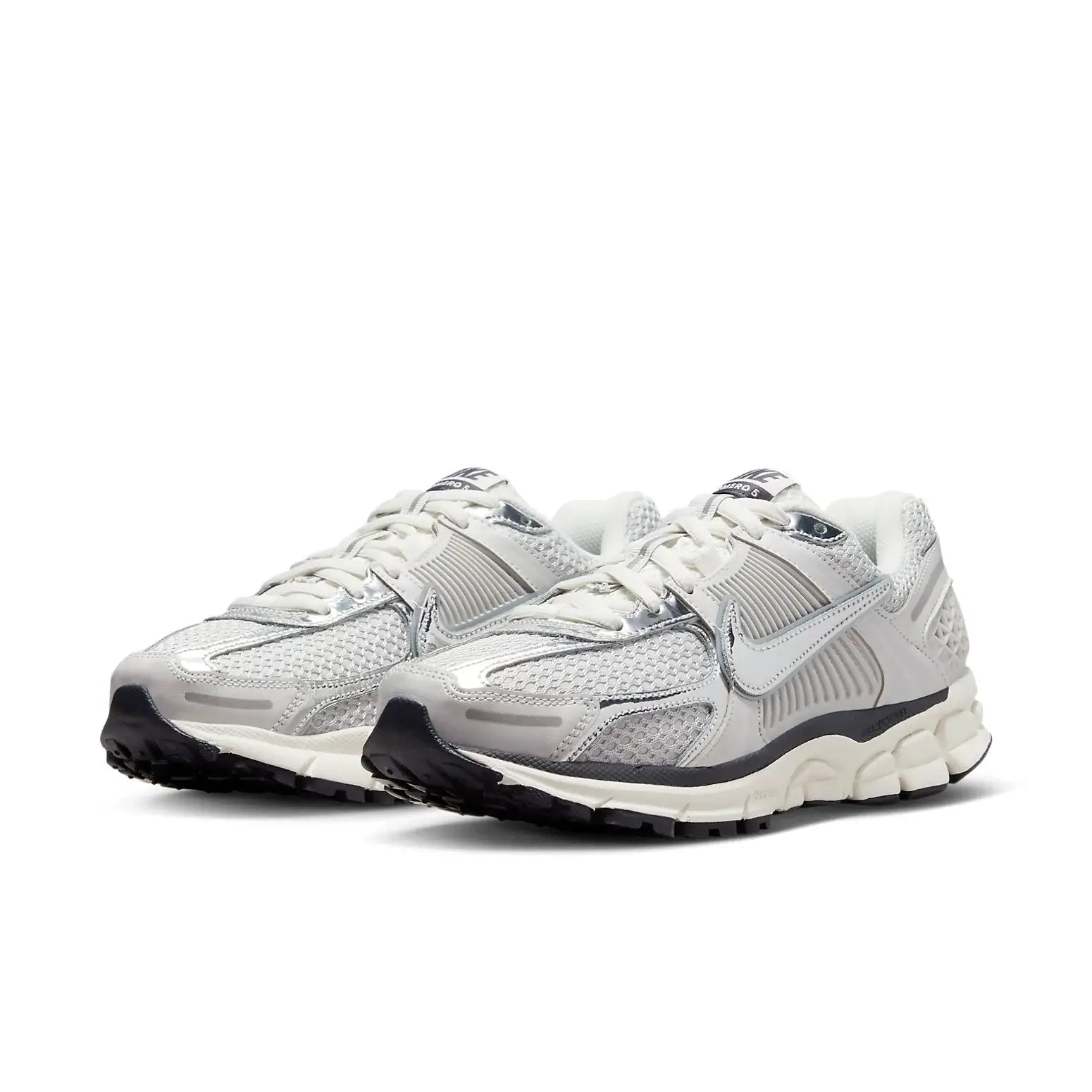 Tênis Branco com Metalico Nike Zoom Vomero 5 Photon Dust Metallic Silver Par Visto de Frente